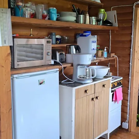 Moekki Ympaerivuotinen, Hébergement de vacances